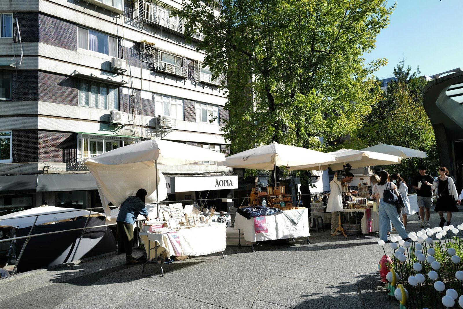 Makers en bezoekers op een buitenmarkt